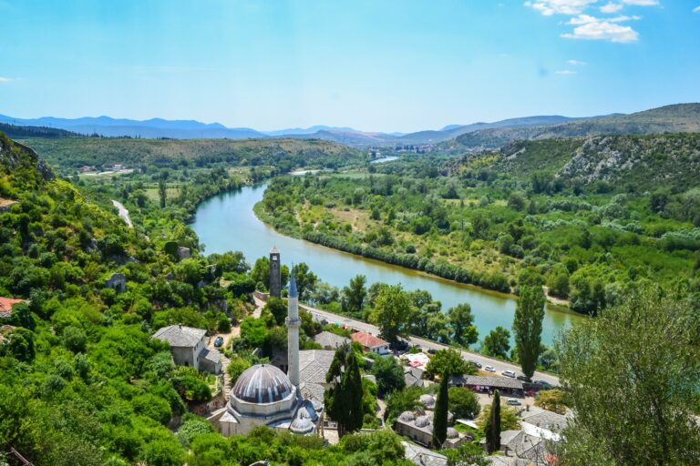 Pohled z pevnosti na řeku Neretva, Šisman Ibrahim-pašovu mešitu ve vesnici Počitelj v Bosně a Hercegovině.